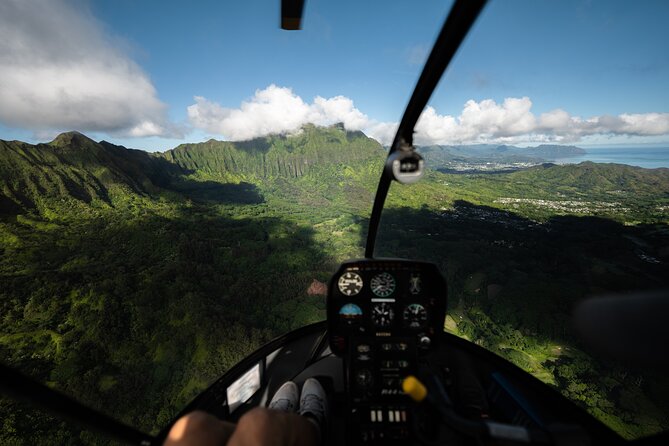18 Minutes SHARED Helicopter Tour in Honolulu - Diamond Head, its lighthouse, and the volcanic crater