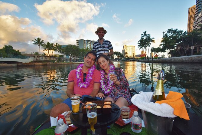 2-Hour Small-Group Gondola Excursion in Waikiki - Cider, desserts, leis, and blankets