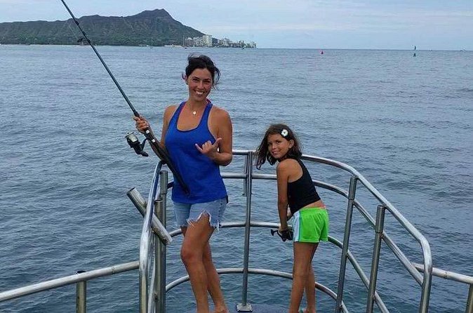 3-Hour Honolulu Bottom Fishing Adventure - How the crew helps beginners