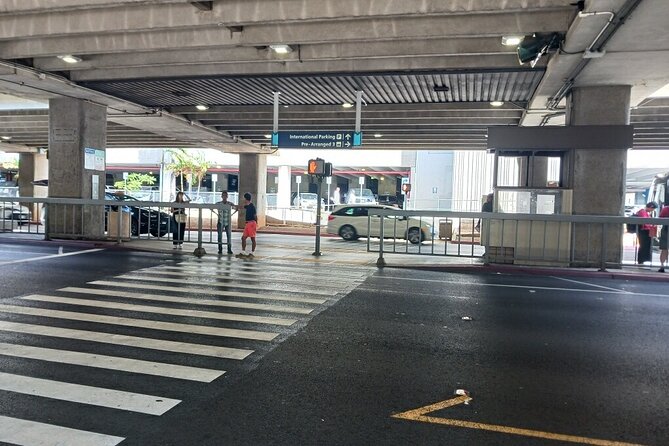 Airport Shuttle - HNL Airport to Waikiki - From HNL to Waikiki in roughly 30 minutes