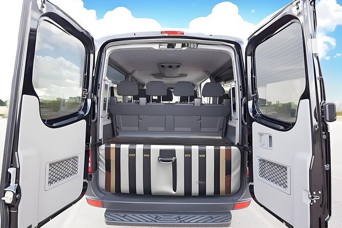 Arrival - Private Transfer Honolulu Airport to Waikiki Hotel - Meeting your driver at Honolulu Airport