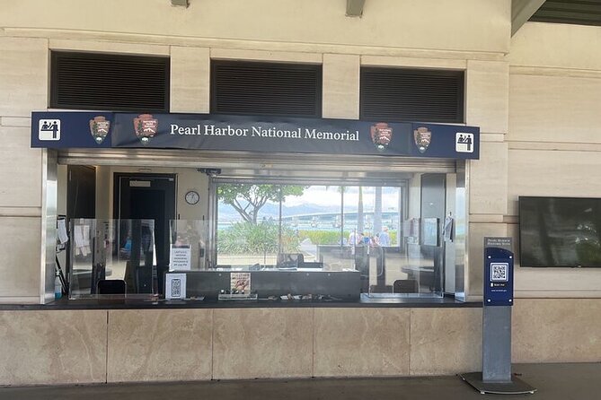 Half Day Pearl Harbor with USS Arizona Memorial and City Tour - Seeing downtown Honolulu from the vehicle
