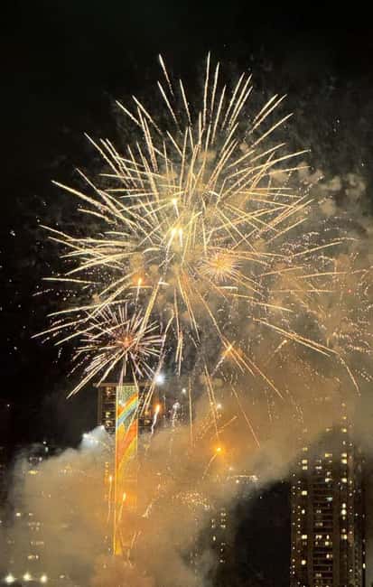 Honolulu: 1-Hour Friday Night Fireworks Cruise with Drinks - A short twilight route with plenty to look at