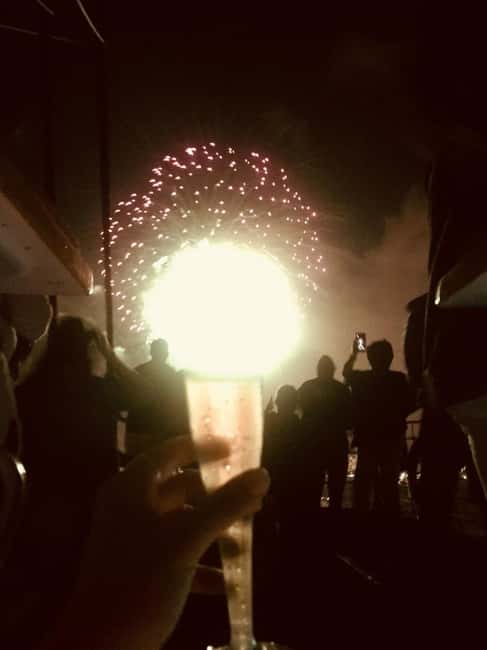 Honolulu: 1-Hour Friday Night Fireworks Cruise with Drinks - From Kewalo Basin Harbor to the Waikiki skyline