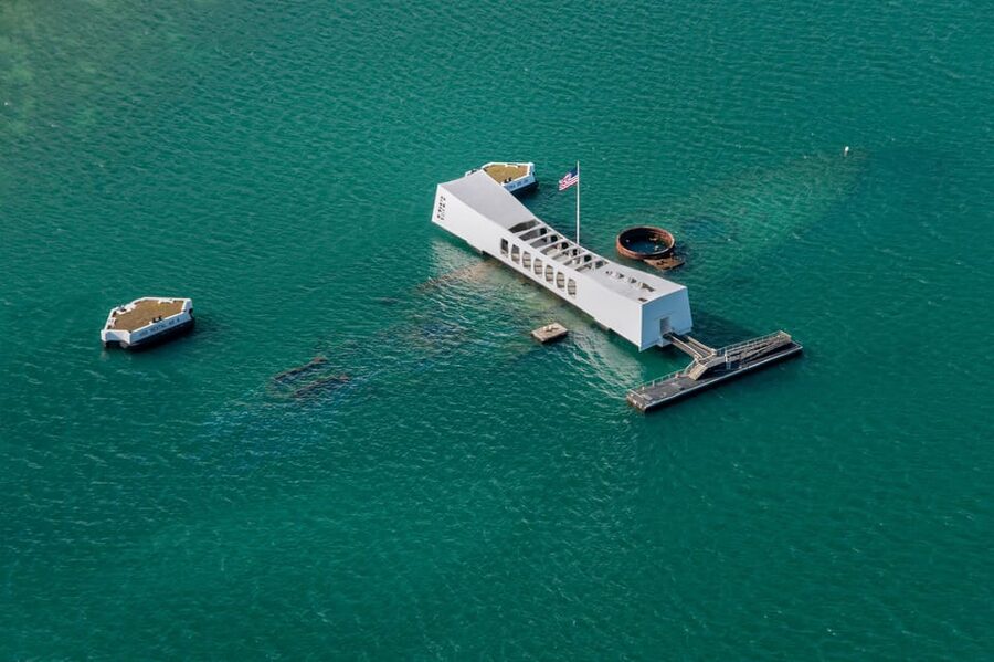 Honolulu: Blue Skies of Oahu Helicopter Tour - Pearl Harbor and Diamond Head set the tone
