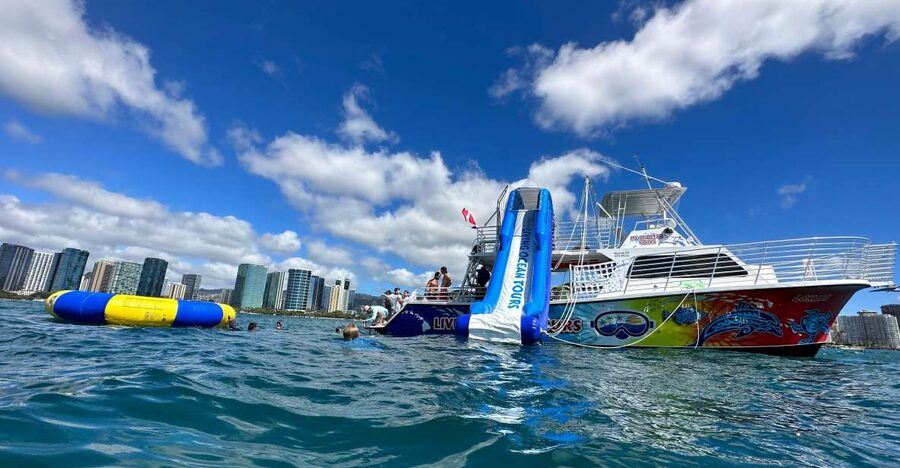 Honolulu: Deluxe Waikiki Snorkel and Wildlife Cruise - Cruising toward Diamond Head
