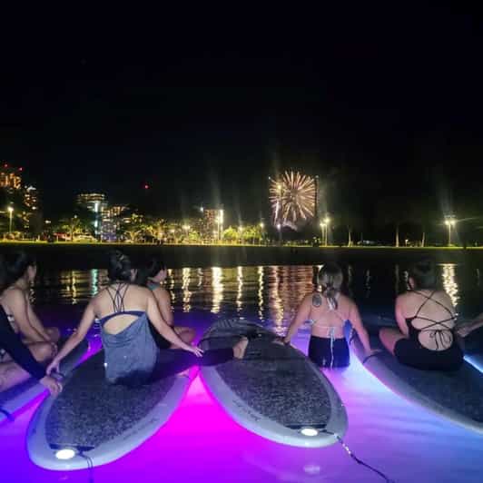 Honolulu: Fireworks Glow and Flow Yoga Class - How the Honolulu floating yoga evening works