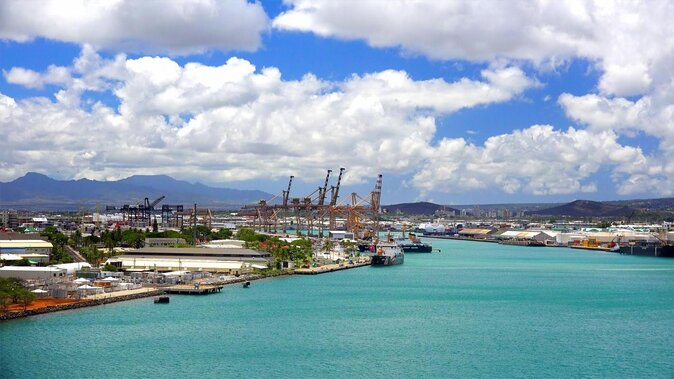 Honolulu Harbor Cruise Terminal Transfer by Luxury Vehicle - A private ride from Honolulu Harbor, not a taxi hunt