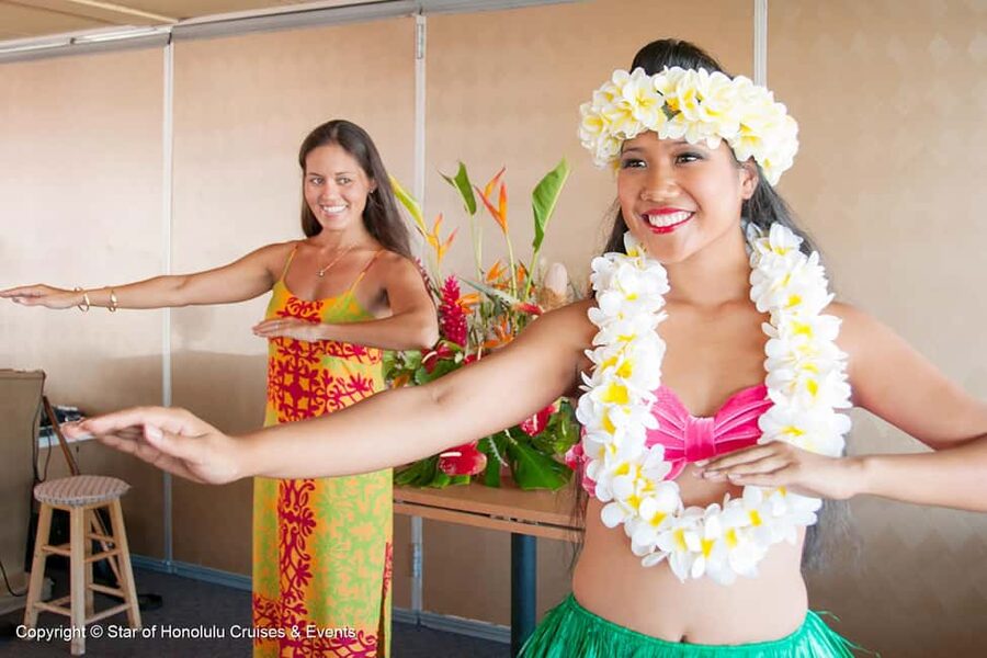 Honolulu: Pacific Star Sunset Buffet and Show - Check-in at Pier 8 and the 5:30 PM departure