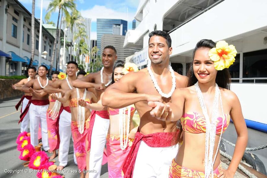 Honolulu: Pacific Star Sunset Buffet and Show - Passing Ala Moana and Waikiki from the water