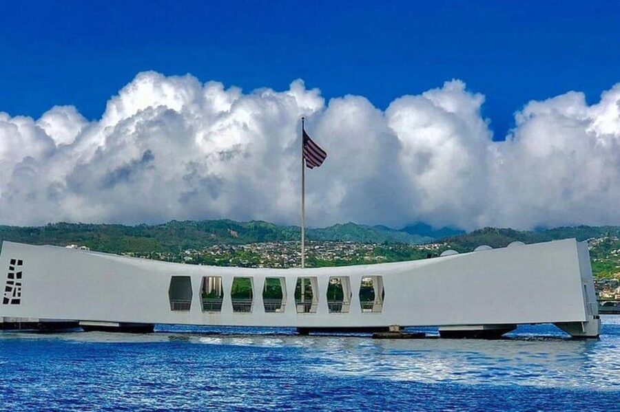 Honolulu: Pearl Harbor, USS Arizona and Battleship Missouri - Aboard the Battleship Missouri, history becomes physical