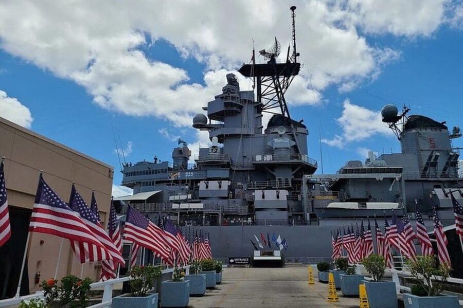Honolulu: Pearl Harbor, USS Arizona and Battleship Missouri - Guides make the history easier to follow