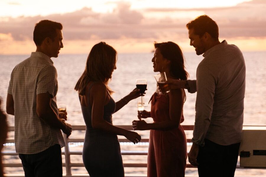 Honolulu: Waikiki Sunset and Cocktail Cruise - Key points at a glance