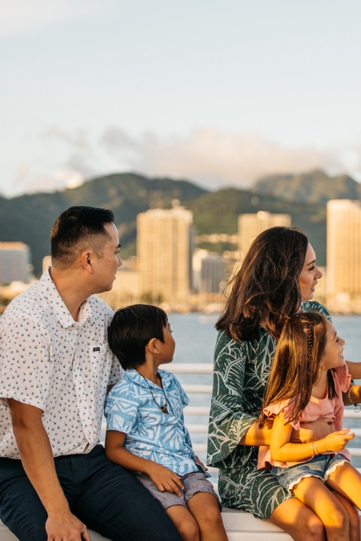 Honolulu: Waikiki Sunset and Cocktail Cruise - Live music adds a welcome Hawaiian touch