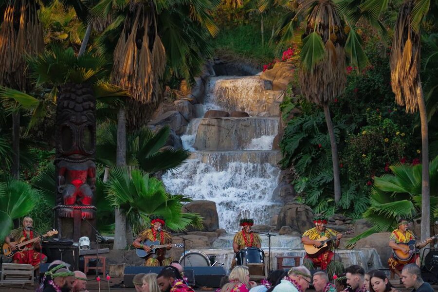 Oahu: Chief's Luau Dinner Show - A lei greeting and a hands-on start