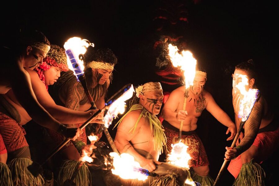Oahu: Chief's Luau Dinner Show - Chief Sielu brings humor to the program