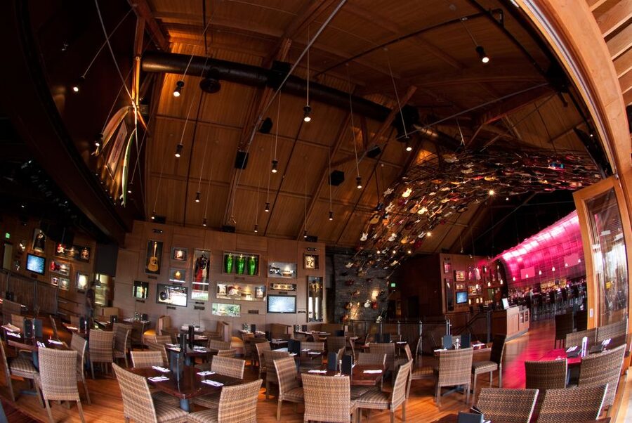 Oahu: Hard Rock Cafe Honolulu - A music-themed meal on Beach Walk