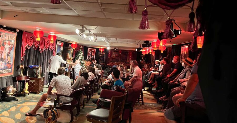 Oahu: Hilton Waikiki Beach Hotel Magical Mystery Show - Why the small room matters