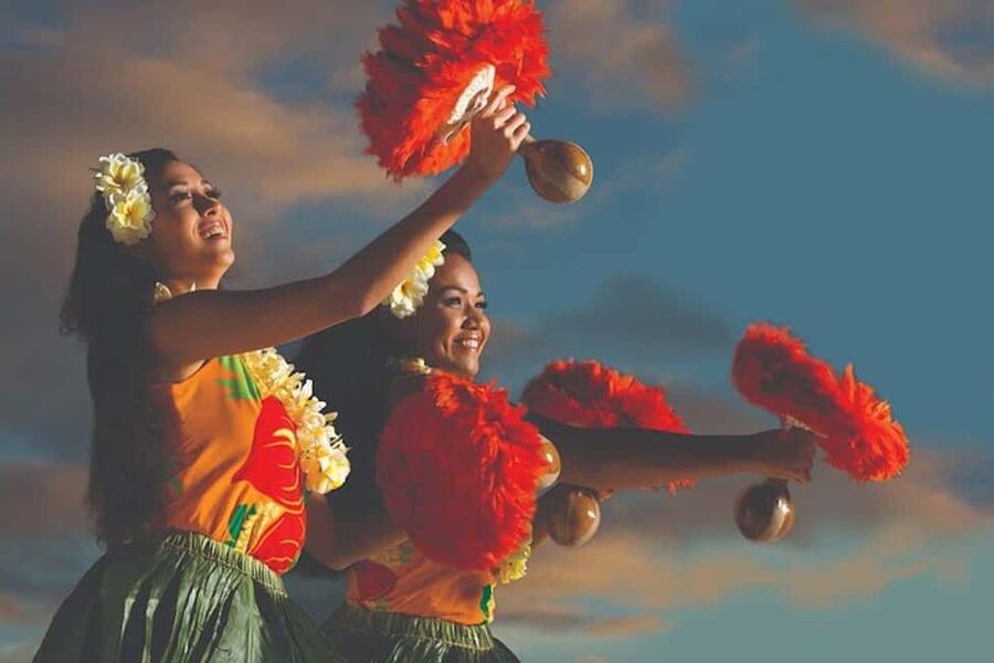Oahu: Hilton Waikiki Starlight Luau - The welcome drink and first taste of the evening
