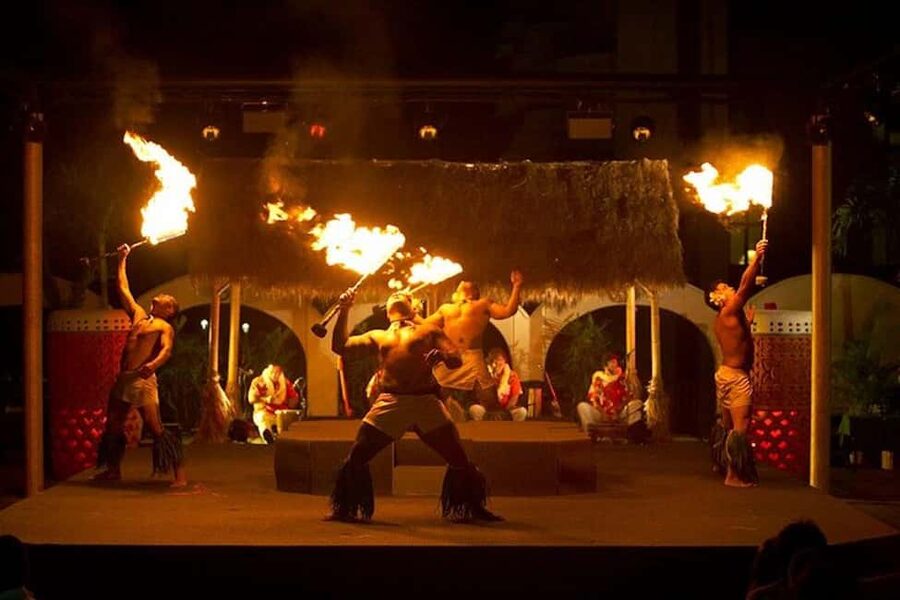 Oahu: Hilton Waikiki Starlight Luau - Dinner with island flavors, not a food-first experience