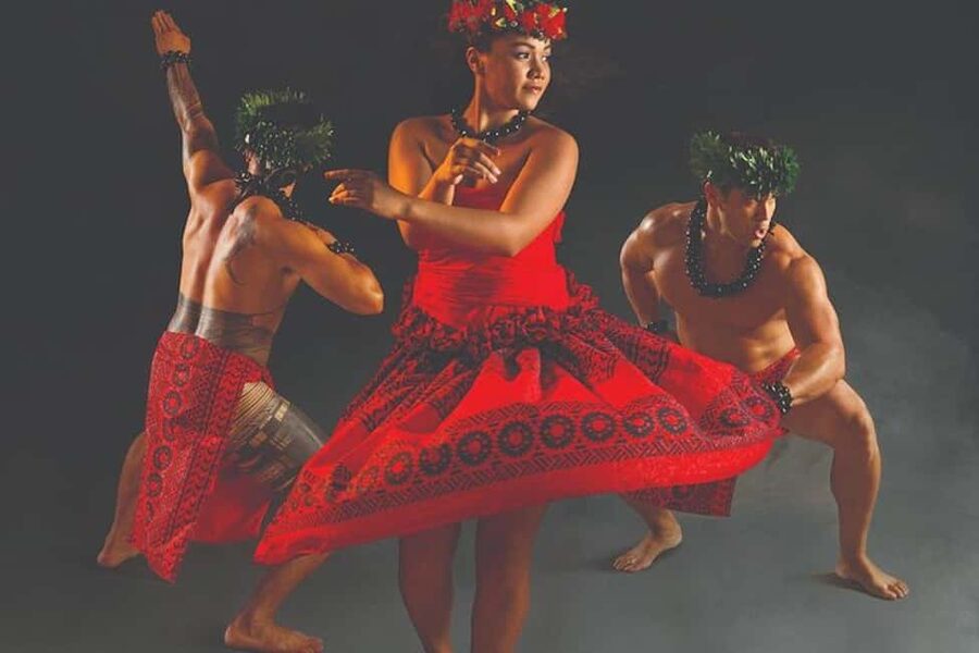 Oahu: Hilton Waikiki Starlight Luau - The group hula lesson keeps the evening active