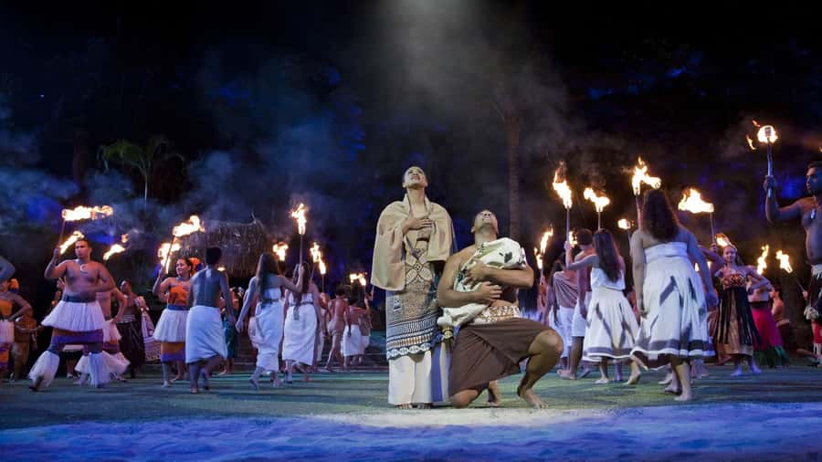 Oahu: Islands of Polynesia and "HA: Breath of Life Show" - Aotearoa: a different Polynesian tradition
