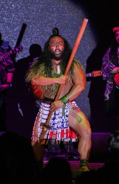 Oahu: Ka Moana Luau Dinner and Show at Aloha Tower - Who should choose the Celebrity option?