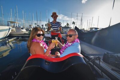 Luxury Gondola Cruise with Drinks and Pastries