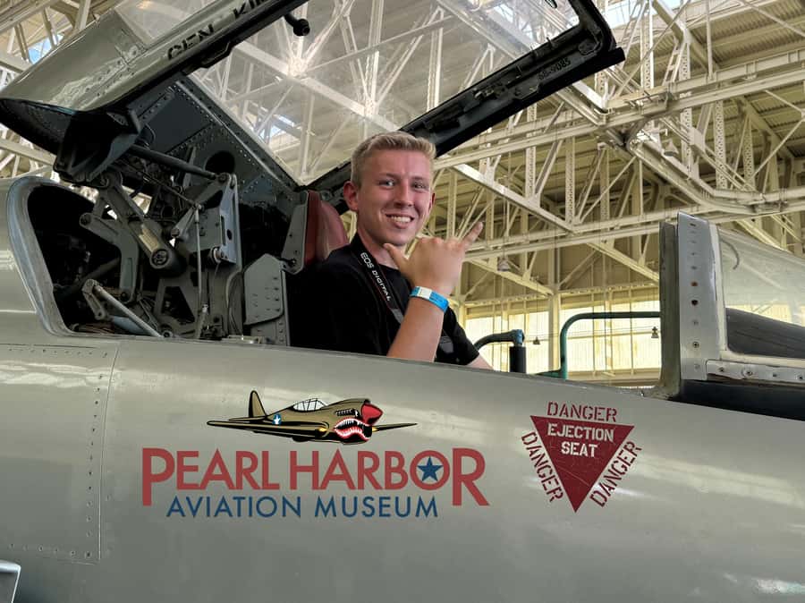 Oahu: Pearl Harbor Aviation Museum Entry Ticket - Hangar 79 and aircraft from later wars