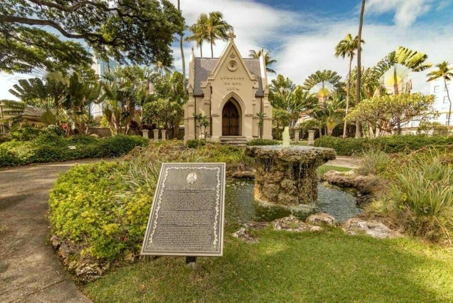 Oahu: Pearl Harbor Battleship Tour - Punchbowl and downtown Honolulu after the harbor
