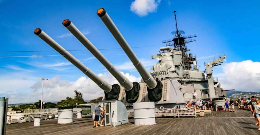 Oahu: Pearl Harbor Battleship Tour - Pearl Harbor Visitor Center: begin with exhibits and film