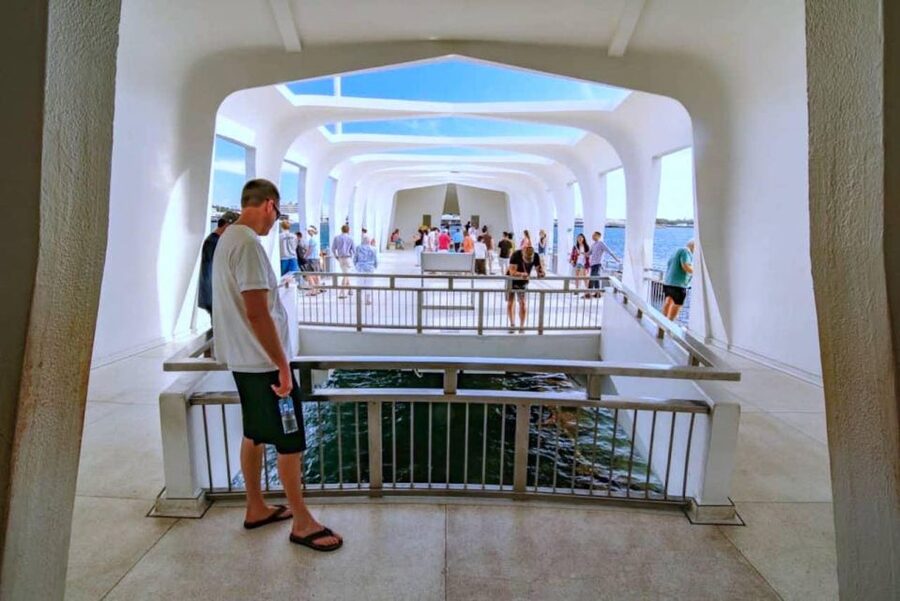Oahu: Pearl Harbor Battleships Group Tour - Returning to Waikiki at 1:30 PM