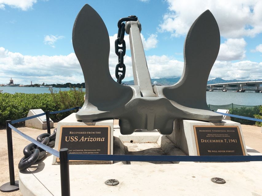 Oahu: Pearl Harbor, USS Arizona, and City Highlights Tour - King Kamehameha Statue and Honolulu’s royal center