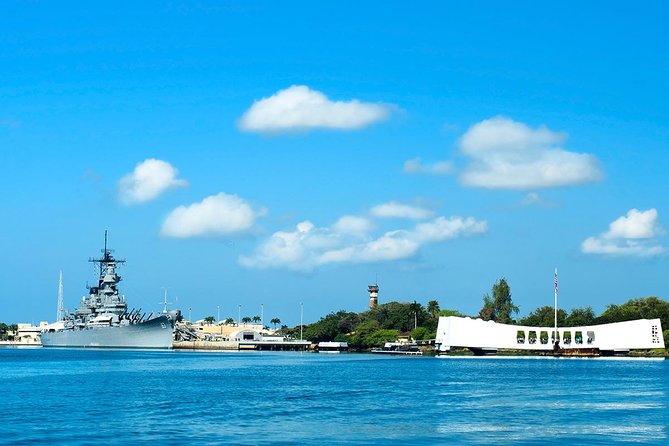 Oahu: Pearl Harbor USS Arizona Memorial - Wind and rain can change the main event