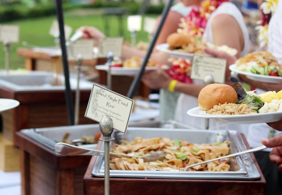 Oahu: Queens Waikiki Luau - Shell leis and the first cultural activities
