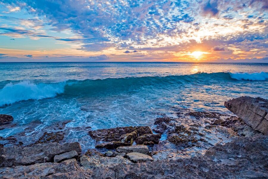 Oahu: Sunset Cruise of West Oahu with Drinks and Appetizers - Crew, comfort, and the social mood