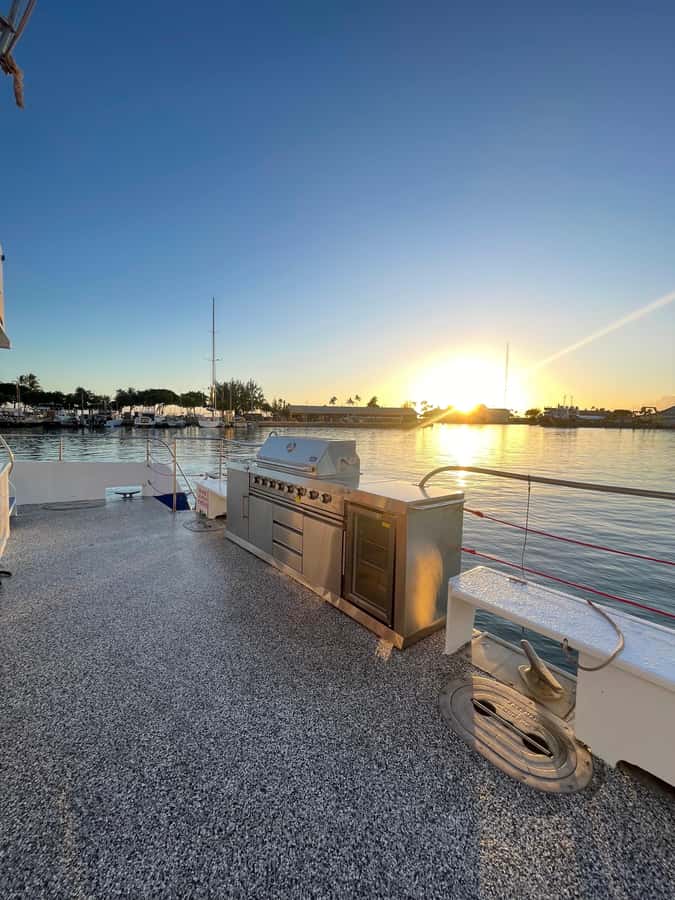 Oahu: Sunset Sail Cruise in Waikiki - What to bring and how to plan the evening