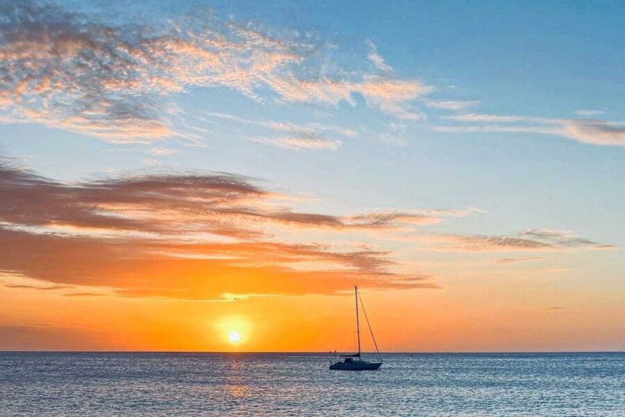 Oahu: Sunset sailing in small intimate groups - Sailing toward Diamond Head