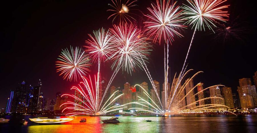 Oahu: Waikiki Fireworks Boat Cruise from Oahu - Diamond Head provides the scenic middle section