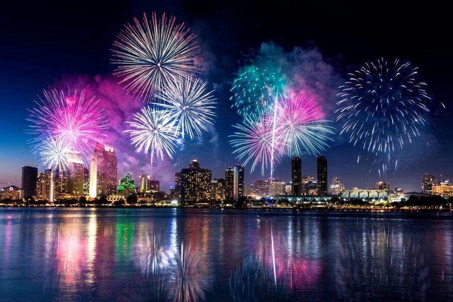 Oahu: Waikiki Friday Fireworks Cruise with Snacks and Drinks - The sunset sail toward Diamond Head