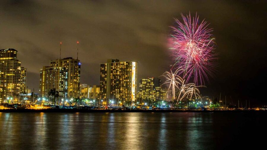 Oahu: Waikiki Friday Fireworks Cruise with Snacks and Drinks - What the fireworks portion is really like