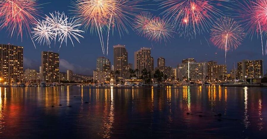 Oahu: Waikiki Friday Night Fireworks Catamaran (Wahine Koa) - The onboard mood and service