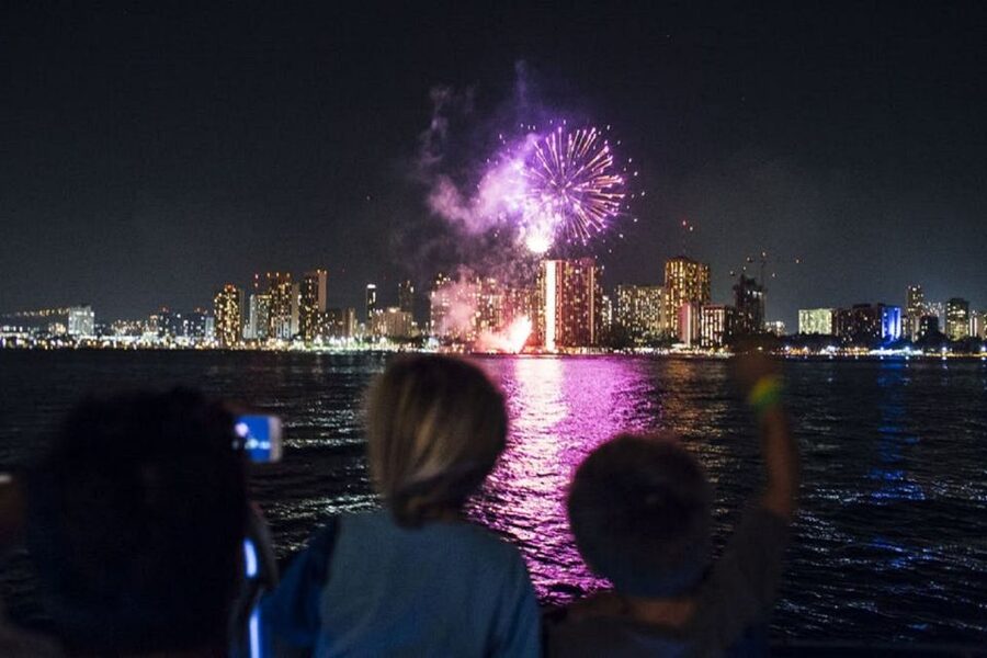 Oahu: Waikiki Friday Night Fireworks Cruise - Fireworks from the water, not the beach