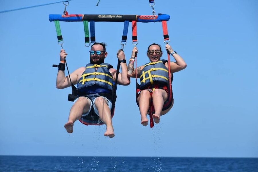 Oahu: Waikiki Parasailing - Finding the yellow booth near Slip F06