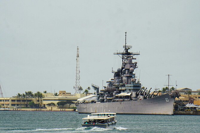 Pearl Harbor Arizona Memorial - The USS Arizona Memorial: a quiet place above a sunken ship