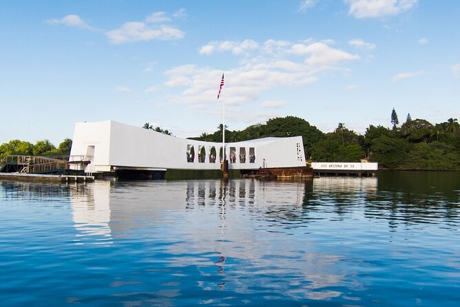 Pearl Harbor [Early Access], USS Arizona & Historic Honolulu Tour - The driving commentary fills in the gaps