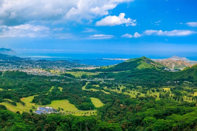 Private Green and Blue Circle Island Oahu Tour (se habla espanol) - Byodo-In Temple: a calm first stop in the Valley of the Temples