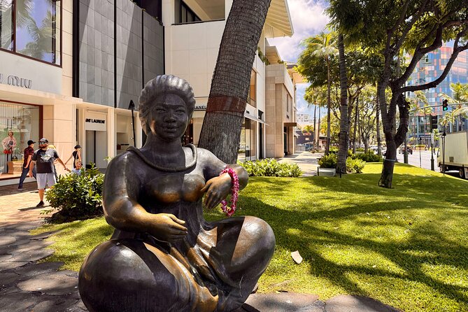 Private Walking Food Tour in Honolulu With Secret Food Tours - Meeting Duke Kahanamoku at the lagoon