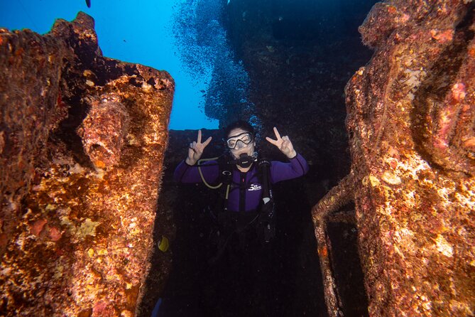Small-Group Deep Dive in Oahu with Shipwreck and Reef - The 40 to 60-foot reef balances the wreck