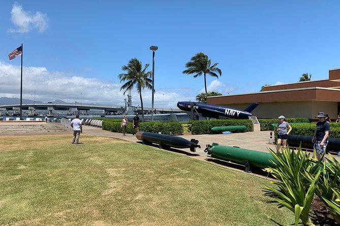 Small Group-Oahu Tour, Dole Plantation, Northshore, Sunset Beach - Waimea Bay and the power of winter surf